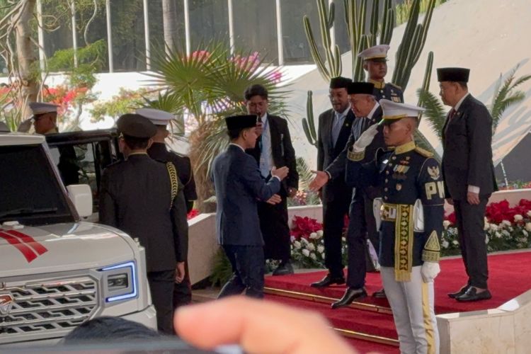 Naik Maung Khas Prabowo, Gibran Susul Ayahnya, Jokowi ke Gedung DPR