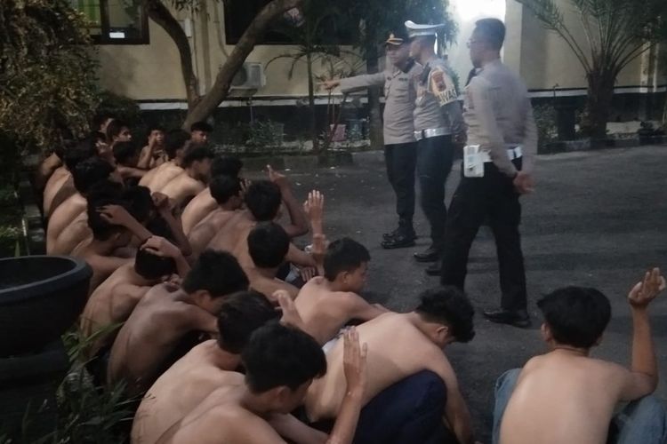 Puluhan remaja yang digelandang ke Polresta Magelang karena diduga akan tawuran, Selasa (14/5/2024) petang.