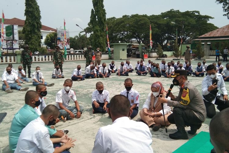Sejumlah 100 siswa SMP dan SMK sederajat tengah mengikuti penataran bela negara di Makodim 0604 Karawang, Rabu (13/10/2021).