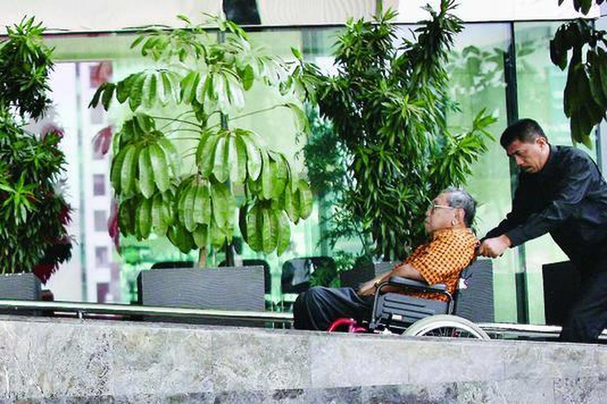 Mantan Presiden Abdurrahman Wahid datang ke Gedung Komisi Pemberantasan Korupsi (KPK), Jakarta, Sabtu (31/10), untuk memberikan dukungan kepada KPK terkait dengan penahanan dua wakil Ketua KPK (nonaktif), yaitu Chandra M Hamzah dan Bibit Samad Rianto.