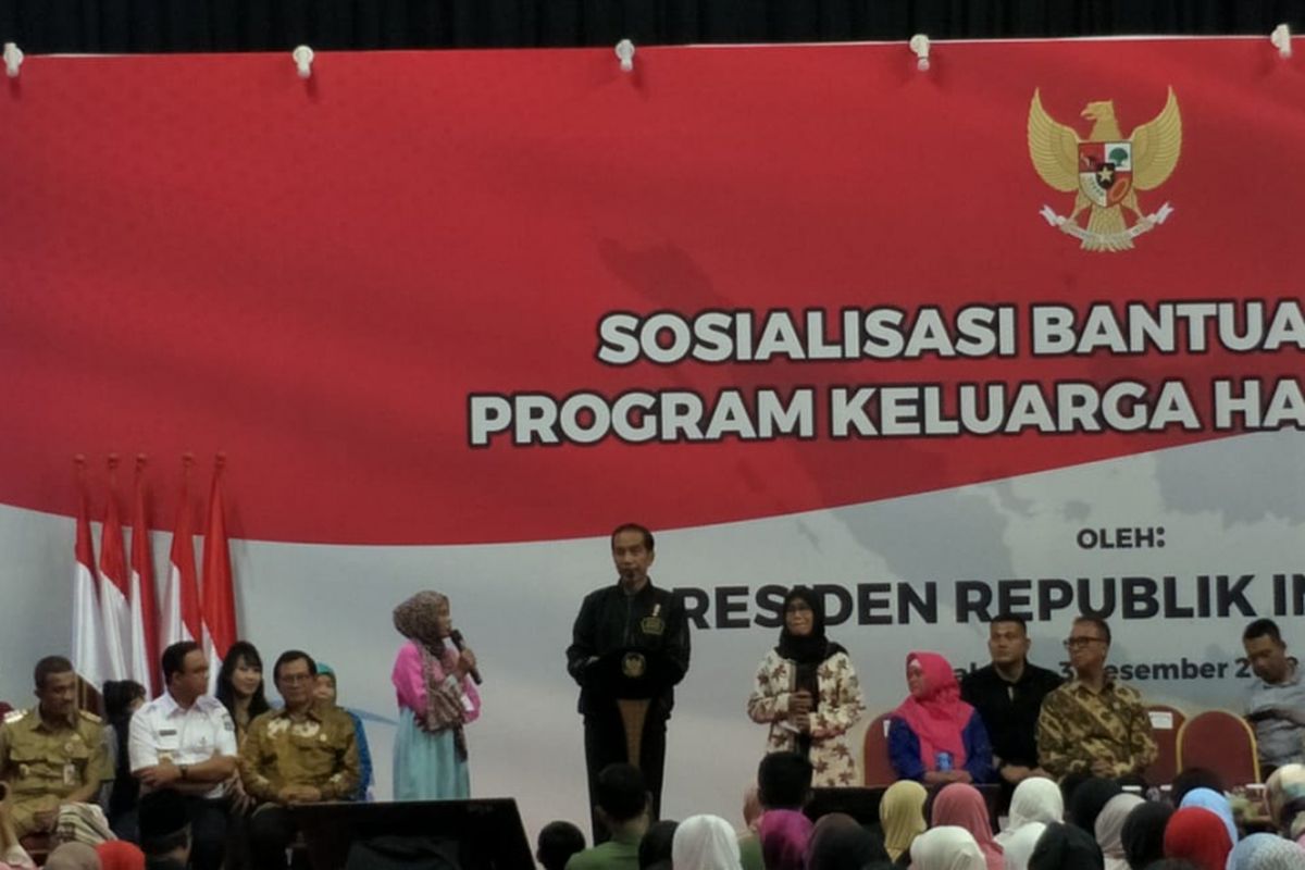 Presiden Joko Widodo berbincang dengan warga dalam acara sosialisasi bantuan sosial PKH 2019 di Gelanggang Remaja, Jalan Otto Iskandardinata, Jakarta Timur, Senin (3/12/2018).