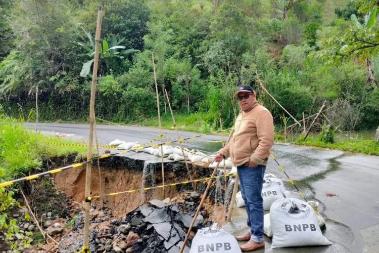 Masyarakat Kabupaten Lebong, Provinsi Bengkulu menggelar aksi penggalangan uang koin untuk memperbaiki sejumlah ruas jalan provinsi yang rusak di daerah itu.