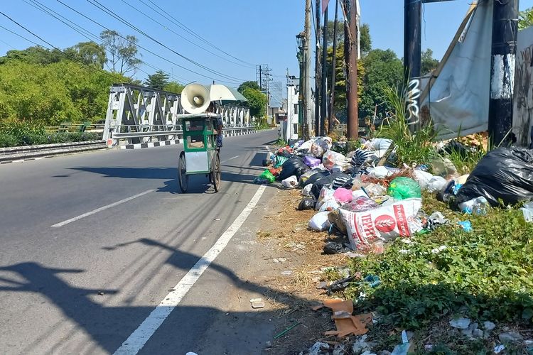 Timbunan sampah masih ditemui di pinggir jalan Kebun Raya pada hari Rabu (9/8/2023)
