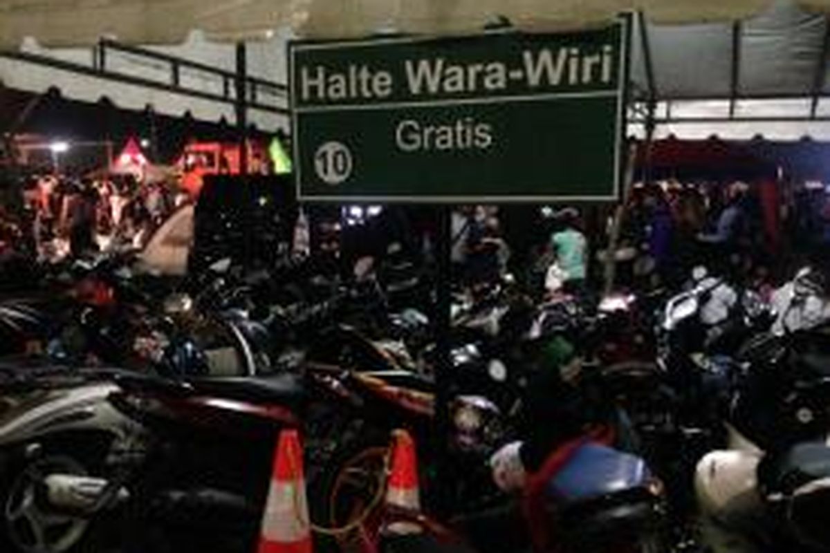 Tampak Halte Wara-Wiri untuk bus gratis di Ancol Taman Impian, Jakarta Utara, sudah berubah jadi tempat parkir sepeda motor, Kamis (31/12/2015) malam. Ramainya pengunjung yang membawa kendaraan pribadi membuat tempat parkir memakan lahan yang seharusnya untuk halte bus tersebut. 


