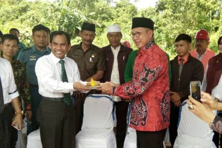 Menteri Agama RI Lukman Hakim Saifuddin meletakkan batu pertama proyek pembangunan gedung kuliah Sekolah Tinggi Agama Islam Negeri (STAIN) Sorong, Selasa (23/5/2017). 
