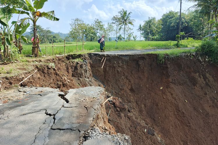 Longsor di Suruh, Warga Semarang ke Boyolali Harus Memutar Jalur Gelap