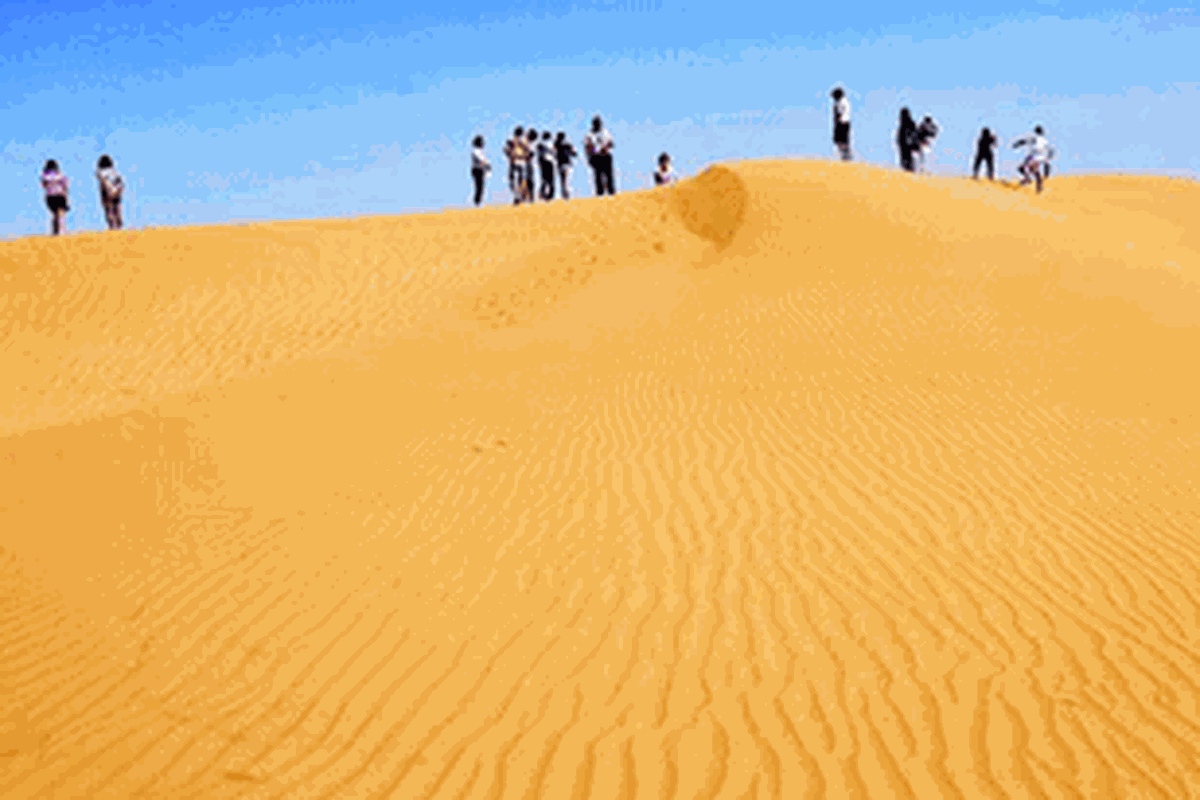 Menikmati hamparan pasir saat mengikuti tur safari gurun di Gurun Al Khatim di luar kota Abu Dhabi, Uni Emirat Arab.