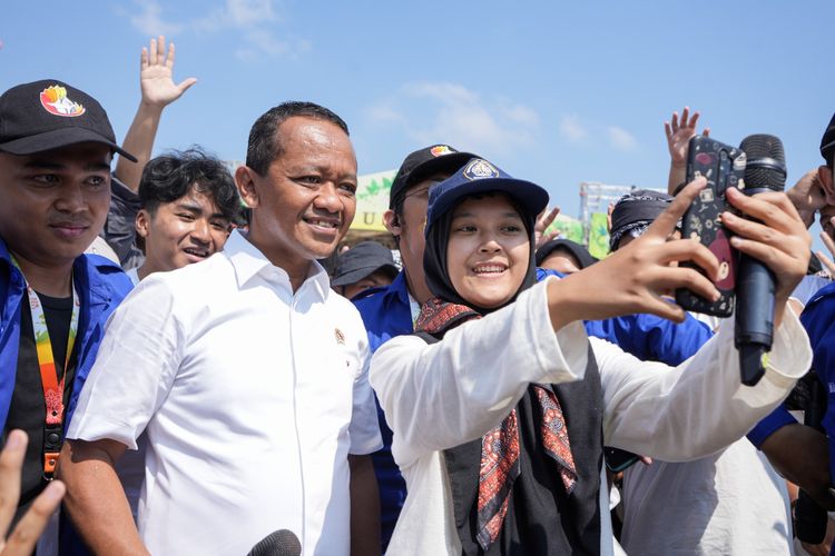 Menteri Investasi/Kepala BKPM Bahlil Lahadalia berfoto bersama mahasiswa/mahasiswi Undip, di Semarang, Minggu (20/8/2023).