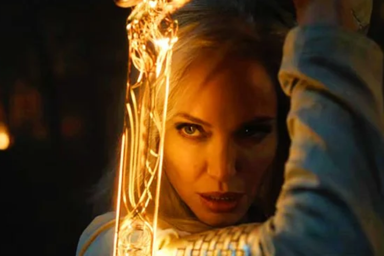 Angelina Jolie sebagai Thena, salah satu superhero dalam film terbaru MCU, Eternals