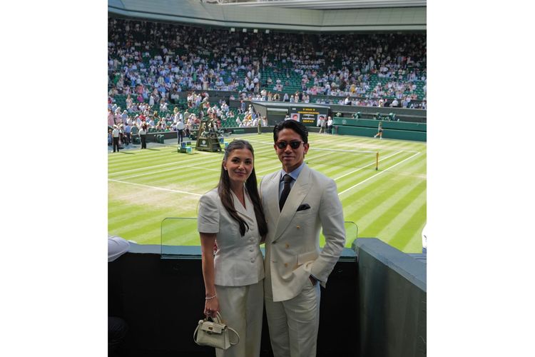 Pangeran Abdul Mateen dan Anisha Rosnah dari Brunei Darussalam tampil dalam balutan busana serba putih saat menghadiri Wimbledon 2025 di Inggris.