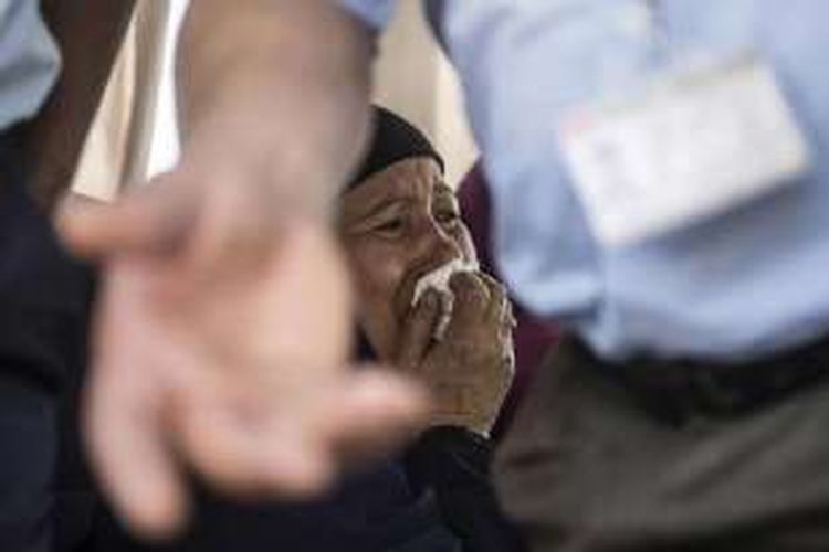 Salah seorang keluarga penumpang pesawat EgyptAir yang hilang, menangis di dalam bus saat menuju lokasi berkumpul di Bandara Kairo, Kamis (19/5/2016). Pesawat Airbus A320 milik EgyptAir jurusan Paris-Kairo yang membawa 66 penumpang dan kru hilang dari layar radar pada Kamis dini hari. Diduga kuat pesawat jatuh di wilayah Laut Tengah.