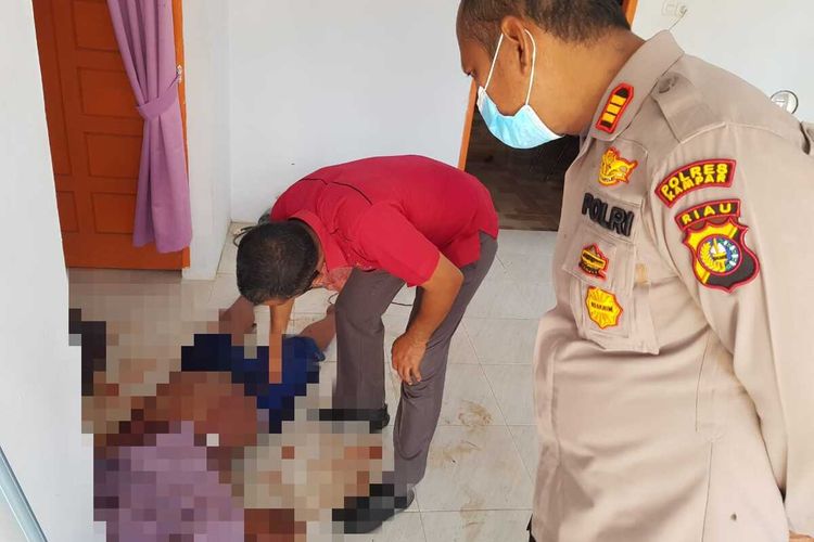 Petugas kepolisian melakukan olah TKP pada kasus dugaan keracunan tiga orang pria yang salah satunya tewas, di Desa Kubang Jaya, Kecamatan Siak Hulu, Kabupaten Kampar, Riau, Kamis (8/4/2021).