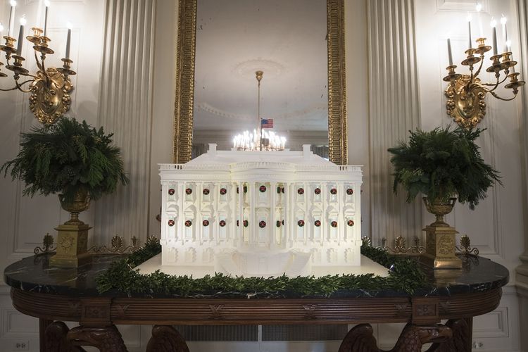 Sebuah replika roti jahe dari Gedung Putih di Ruang Timur saat sebuah pratinjau pers dari dekorasi liburan 2017 di Gedung Putih di Washington, DC, AS, 27 November 2017. 