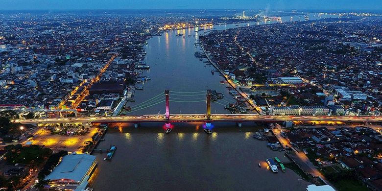 Suasana pengujung senja di Jembatan Ampera, Palembang, Sumatera Selatan, Selasa (7/3/2017).