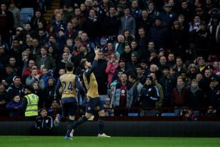 Hector Bellerin (24 ikut merayakan gol Olivier Giroud saat Arsenal bertandang ke markas Aston Villa, Villa Park, pada lanjutan Premier League, Minggu (13/12/2015).