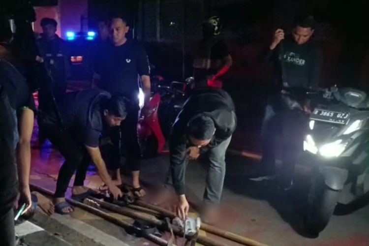 Polisi mengamankan sejumlah barang bukti yang disita dari delapan remaja yang hendak tawuran di Kebon Jeruk, Jakarta Barat, Rabu (29/3/2023). 