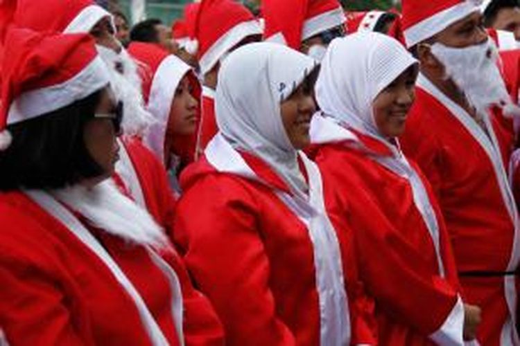 Warga nonkristiani di Kota Manadi ikut memeriahkan Parade Santa dalam event Christmas on The Boulevard.