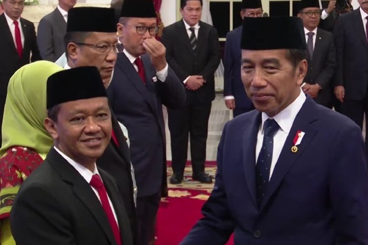 Menteri ESDM Bahlil Lahadalia berjabat tangan dengan Presiden Joko Widodo dalam acara pelantikan di Istana Negara, Jakarta, Senin (19/8/2024).