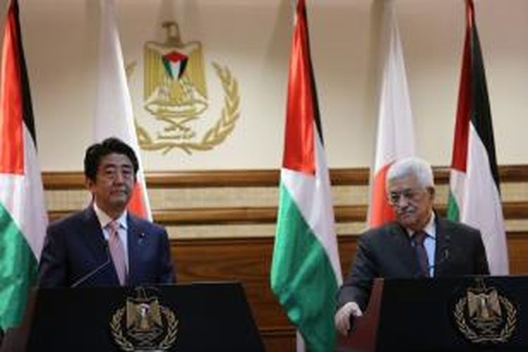 Presiden Palestina Mahmoud Abbas dan PM Jepang Shinzo Abe dalam jumpa pers bersama di Ramallah, Tepi Barat, Selasa (20/1/2015).