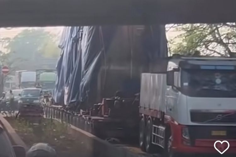 Truk Kontainer Nyangkut di Kolong Flyover Jababeka, Lalu Lintas Cikarang-Bekasi Tersendat