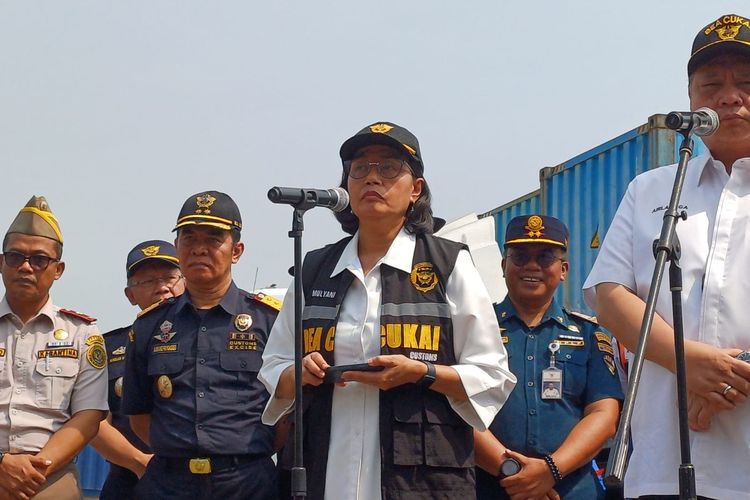 Menteri Keuangan Sri Mulyani di di Jakarta International Container Terminal (JITC), Tanjung Priok, Jakarta, Sabtu (18/5/2024).