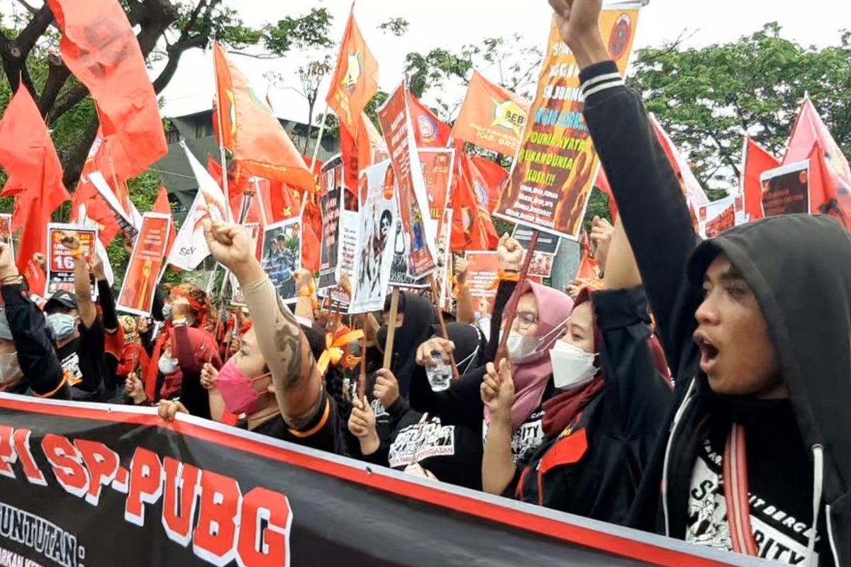 Aksi demo buruh kenaikan UMK 2022 di depan kantor Gubernur Jateng, Rabu (17/11/2021).