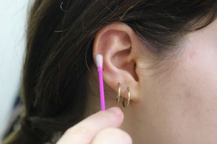 Mengetahui apa itu infeksi tindik telinga sangatlah penting agar bisa melakukan tindakan yang tepat untuk mengobatinya.