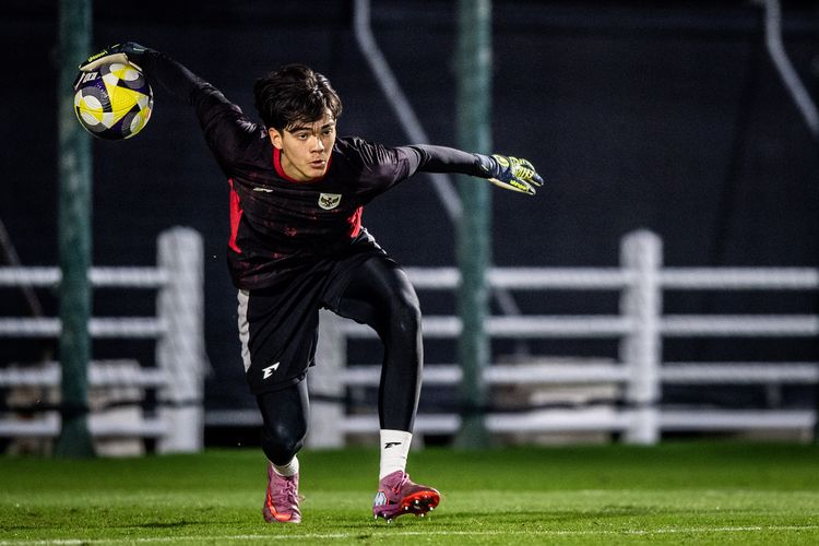 Kiper Timnas U17 Indonesia Mike Rajasa Hoppenbrouwers mengikuti latihan resmi jelang laga kedua Grup H Piala Dunia U17 2025 di Lapangan latihan Stadion Al Thumama, Doha, Qatar, Kamis (6/11/2025). Latihan tersebut sebagai persiapan jelang pertandingan melawan Timnas U17 Brasilpada Jumat (7/11) di Aspire Zone, Qatar. ANTARA FOTO/Bayu Pratama S/bar