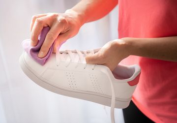 5 Cara Membersihkan Sneakers Putih agar Terlihat Baru