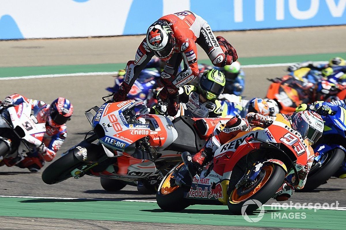 Jorge Lorenzo saat kecelakaan di lap pertama putaran Aragon 2018.