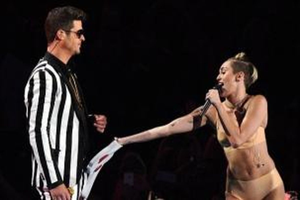 Aksi Miley Cyrus di atas panggung MTV Video Music Awards 2013 dianggap tak pantas untuk gadis seusianya.
