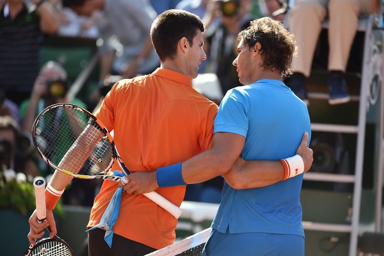 Petenis Serbia, Novak Djokovic (kiri), berangkulan dengan Rafael Nadal, setelah laga babak peremat final Perancis Terbuka (Roland Garros) 2015 di Paris, 3 Juni 2015. Djokovic menang 7-5, 6-3, 6-1.