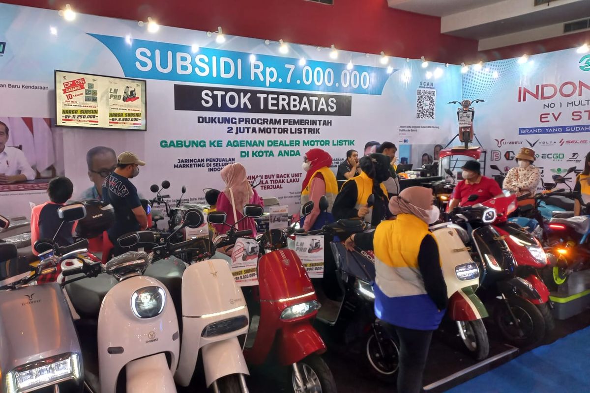Gimik subsidi Rp 7 juta untuk pembelian motor listrik di Indonesia International Motor Show (IIMS) 2023