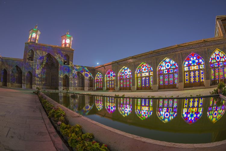 Masjid Nasir Al-Mulk atau masjid pink di Iran.