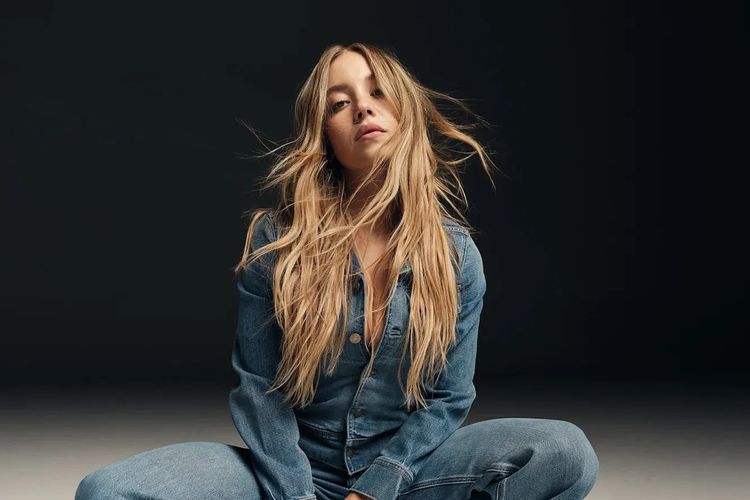 Aktris Sydney Sweeney membintangi iklan produk jeans American Eagle.