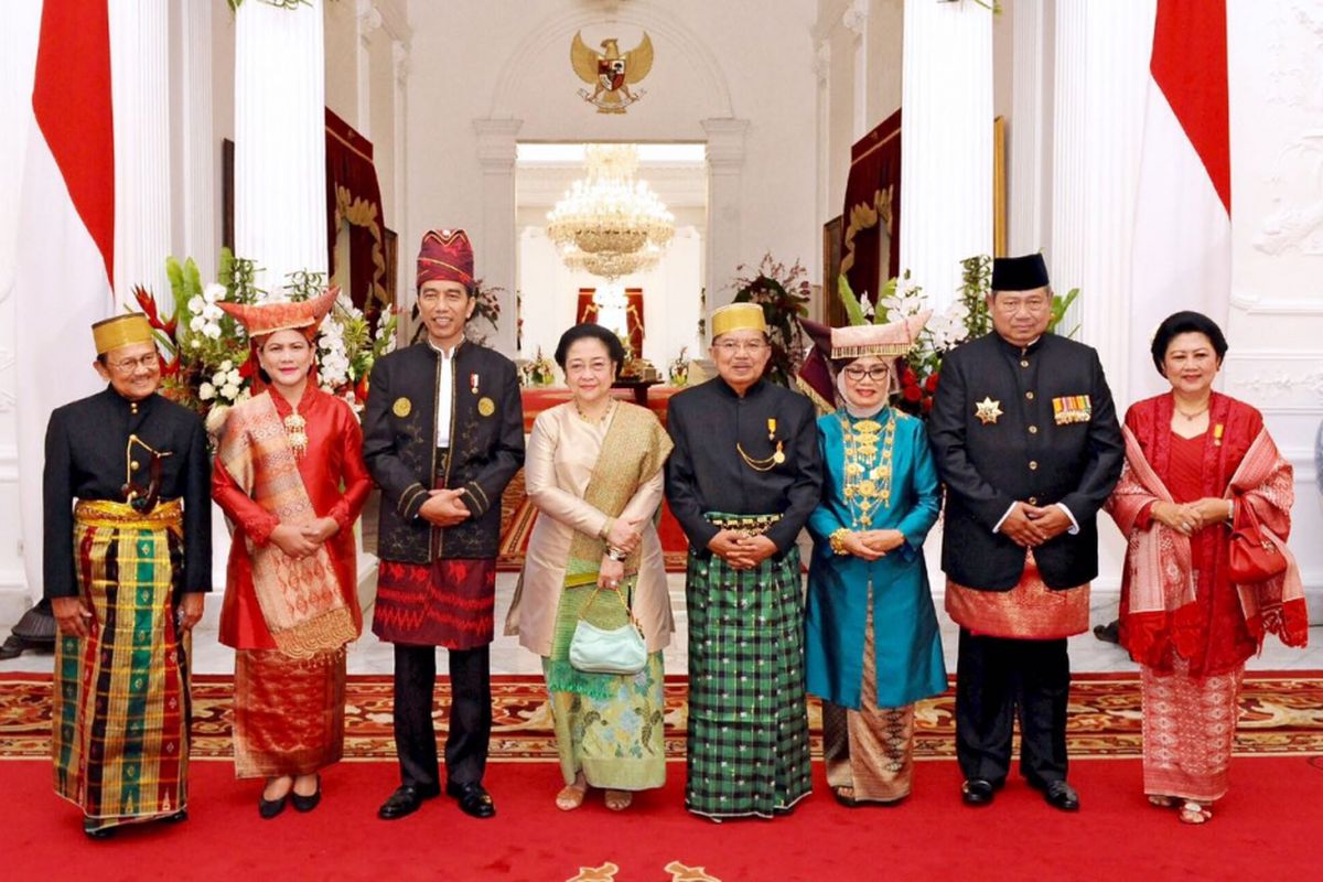 Presiden Joko Widodo berfoto bersama presiden terdahulu yakni Presiden ketiga RI BJ Habibie, Presiden kelima RI Megawati Soekarnoputri, dan Presiden keenam RI Susilo Bambang Yudhoyono di Istana Merdeka, Kamis (17/8/2017).