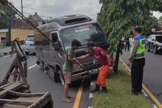 Alami Pecah Ban, Minibus Kecelakaan Tabrak Pohon di Ring Road Sleman