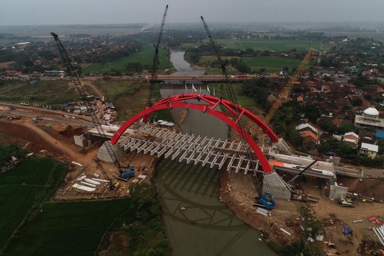 Foto udara proses pembangunan konstruksi Jembatan Kalikuto di ruas tol fungsional Batang-Semarang, Jawa Tengah, Selasa (12/6/2018). Jembatan Kali Kuto ditargetkan untuk digunakan pada H-2 lebaran dan merupakan jembatan pelengkung pertama di Indonesia, bahkan di dunia, yang perakitannya dilakukan di lokasi.