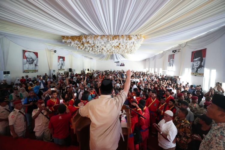 Calon presiden nomor urut 02 Prabowo Subianto saat berkampanye di depan ratusan masyarakat Blora, Jawa Tengah, Kamis (14/2/2019).