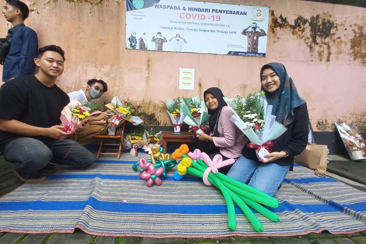 Sekumpulan pemuda dari Kecamatan Kutoarjo, Purworejo, Jawa Tengah sedang berjualan bucket di Universitas Muhammadiyah Purworejo, Jawa Tengah pada Sabtu (26/11/2022).