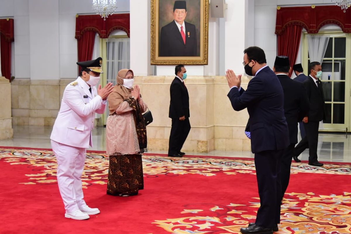 Presiden Jokowi melantik Ahmad Riza Patria sebagai Wakil Gubernur DKI Jakarta masa jabatan 2017-2022. Pelantikan yang berlangsung di Istana Negara, Jakarta, Rabu (15/4/2020) itu menerapkan protokol pencegahan Covid-19.