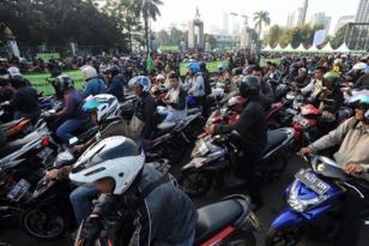 Perusahaan aplikasi pemesan layanan ojek GrabBike merekrut mitra pengendara di Plaza Barat, Gelora Bung Karno, Senayan, Jakarta, Rabu (12/8/2015). Saat ini layanan ojek yang aman dan nyaman menjadi transportasi andalan masyarakat untuk menembus kepadatan lalu lintas Jakarta.