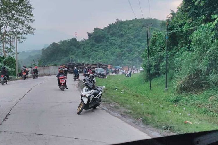 Kecelakaan beruntun di Jalan Soekarno-Hatta, Bandar Lampung yang melibatkan 7 kendaraan, Senin (30/5/2022) sore.