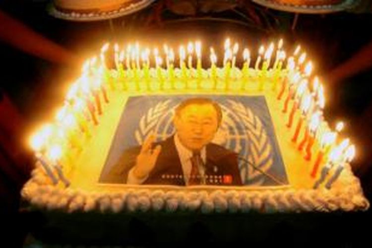 Sekjen PBB Ban Ki-moon mendapatkan kue yang dibuat dari daun koka dalam ulang tahun ke-70 dari Presiden Bolivia Evo Morales.