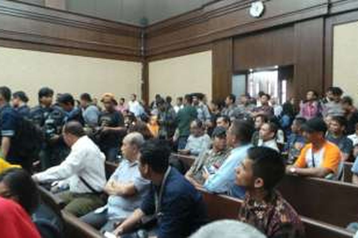 Suasana sebelum sidang kasus UPS di ruang Kartika 2 di Pengadilan Tipikor, Jalan Bungur Besar Raya, Kamis (4/2/2016). Gubernur DKI Jakarta Basuki Tjahaja Purnama hadir menjadi saksi dalam sidang hari ini.