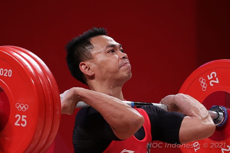 Lifter Indonesia Eko Yuli Irawan berjuang di kelas 61 kg angkat besi putra Olimpiade Tokyo 2020, Minggu (25/7/2021) siang WIB,