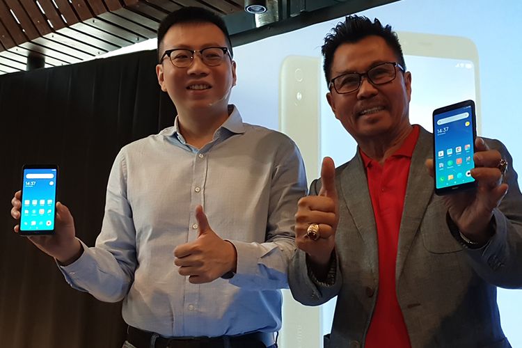 Country Manager Xiaomi Indonesia Steven Shi (kiri) dan Deputy CEO Smartfren Djoko Tata Ibrahim dalam acara peluncuran Redmi 7A di Jakarta, Selasa (6/8/2019). 
