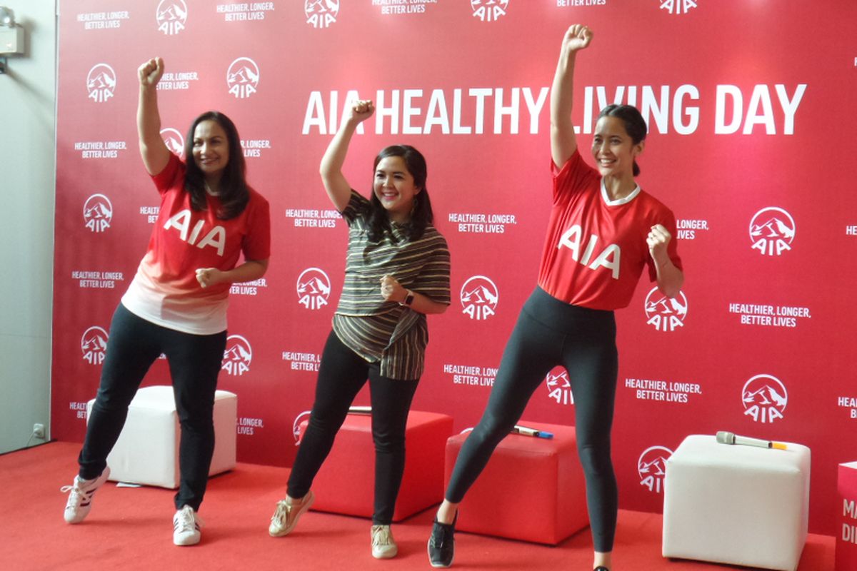 Head of Brand and Communication PT AIA Financial Kathryn Monika Parapak, dr. Raissa E. Djuanda M. Gizi, Sp.GK serta instruktur zumba dan owner Sana Studio Laila Munaf (paling kiri ke kanan) di Elite Club, Epicentrum, Jakarta Selatan, Kamis (6/12/2018).