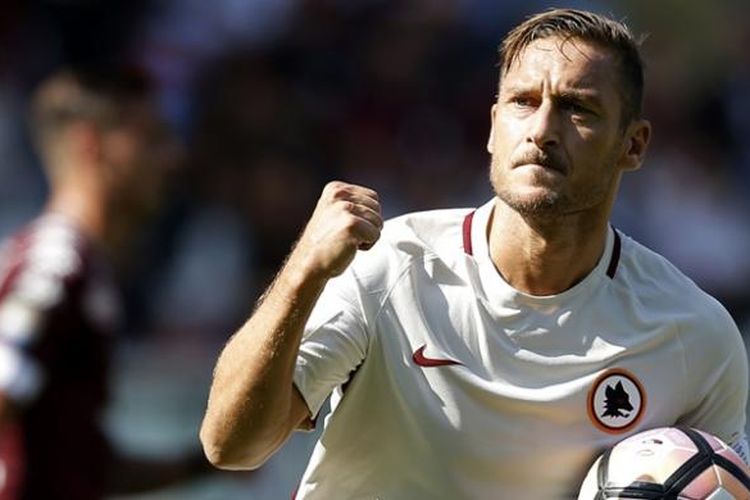 Penyerang AS Roma, Francesco Totti, merayakan golnya, seusai membobol gawang Torini, pada Minggu (25/9/2016). 