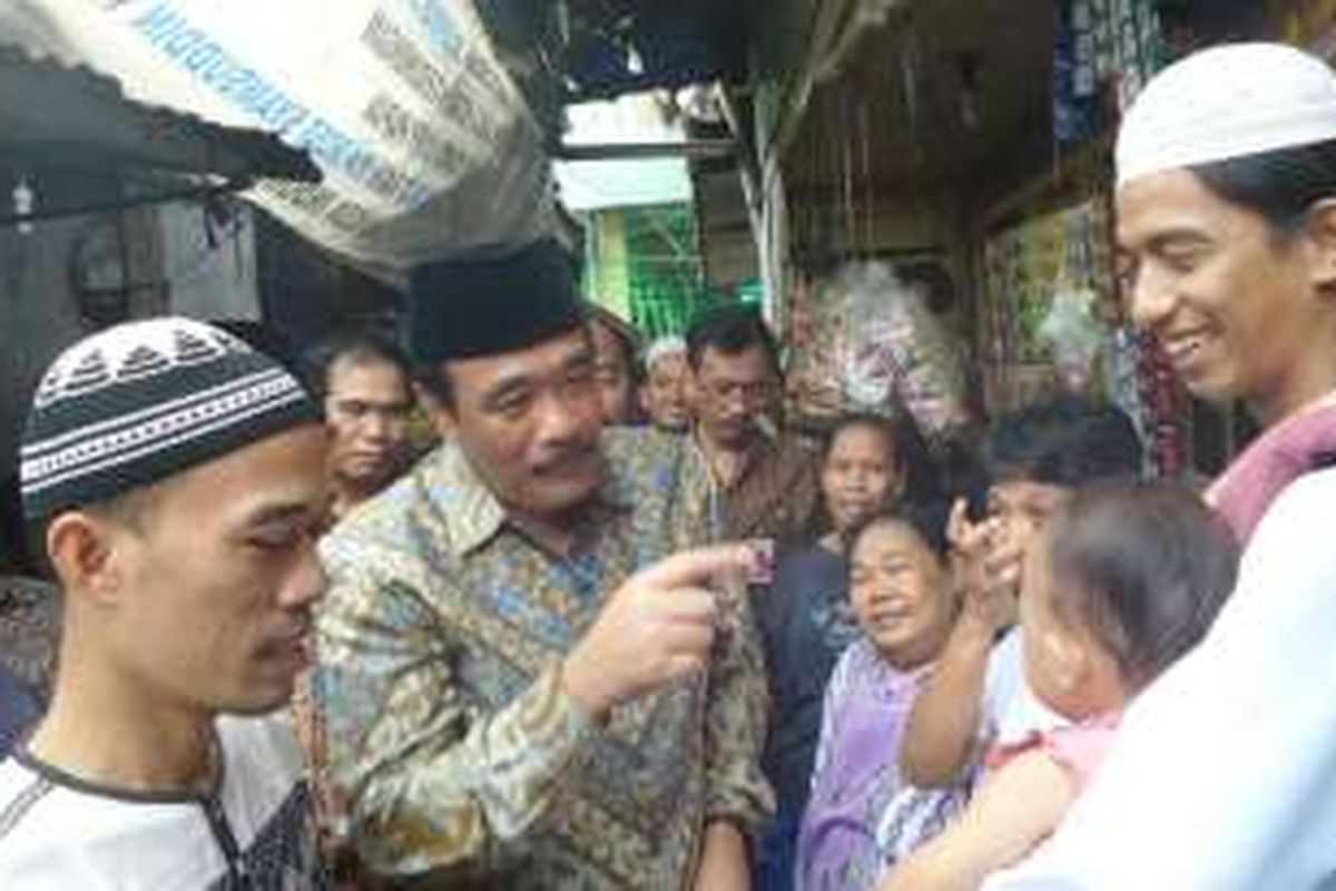 Wakil Gubernur DKI Jakarta Djarot Syaiful Hidayat berbincang dengan warga di Jalan Tambak, Jumat (1/7/2016). 